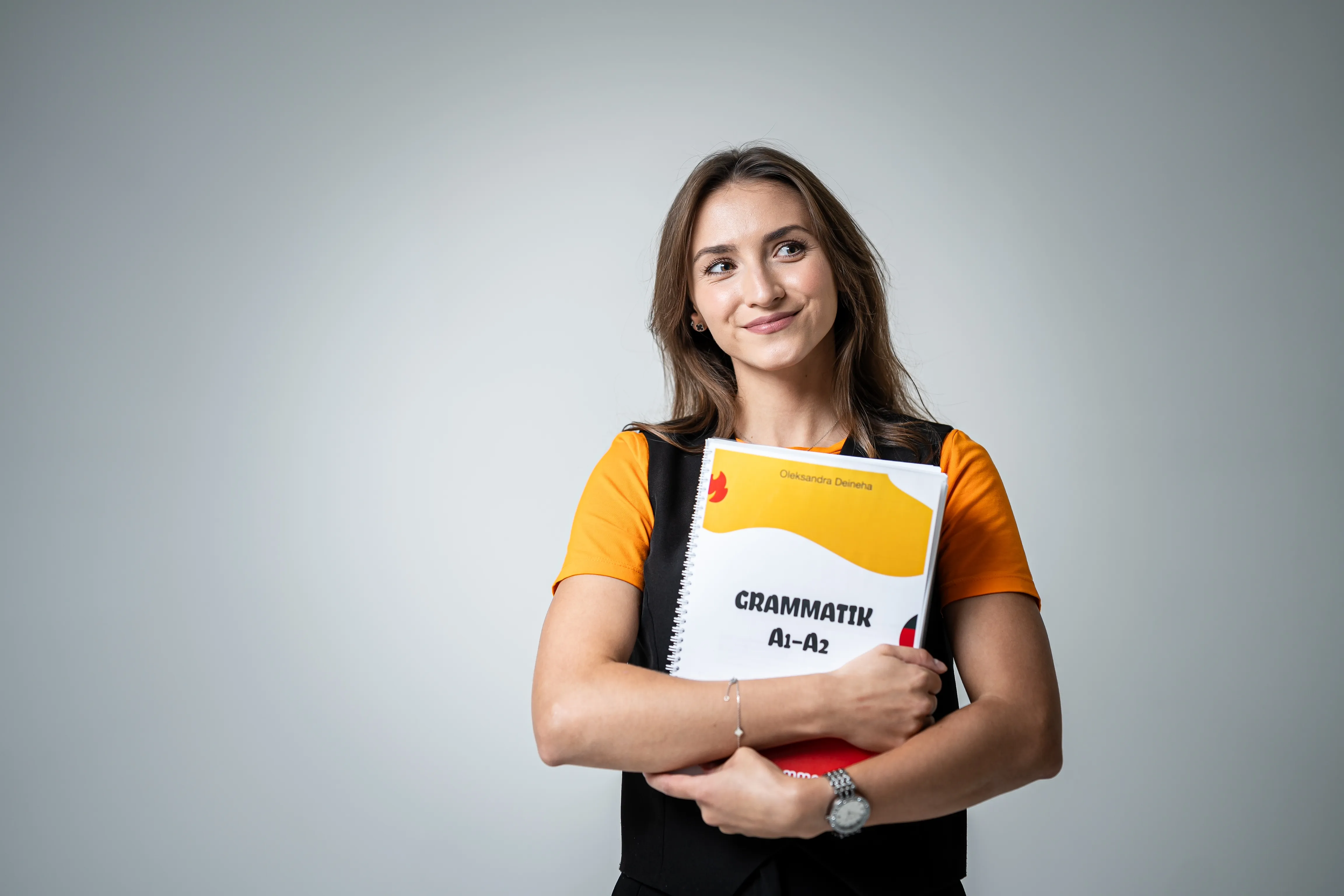 Сандра з підручниками Grammatik
